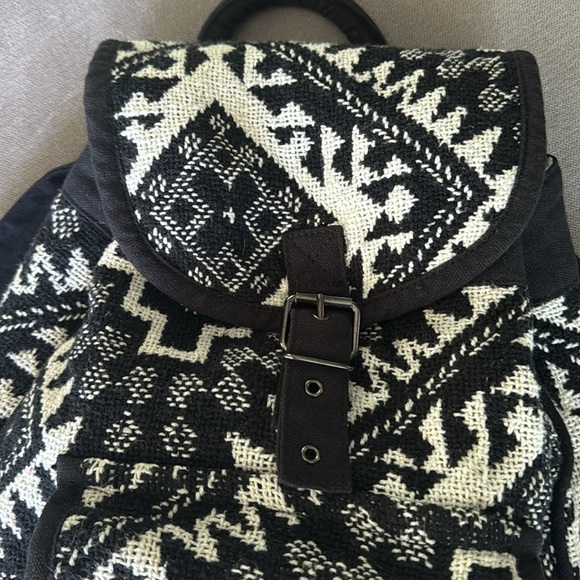 Roxy black/white tapestry expandable backpack, in PERFECT condition - Picture 6 of 7